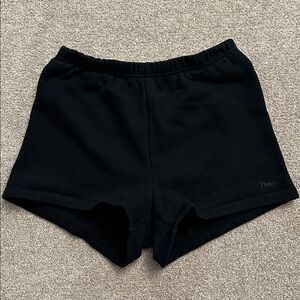 aritzia - tna sweatfleece cozy fleece perfect fit shorts (black)